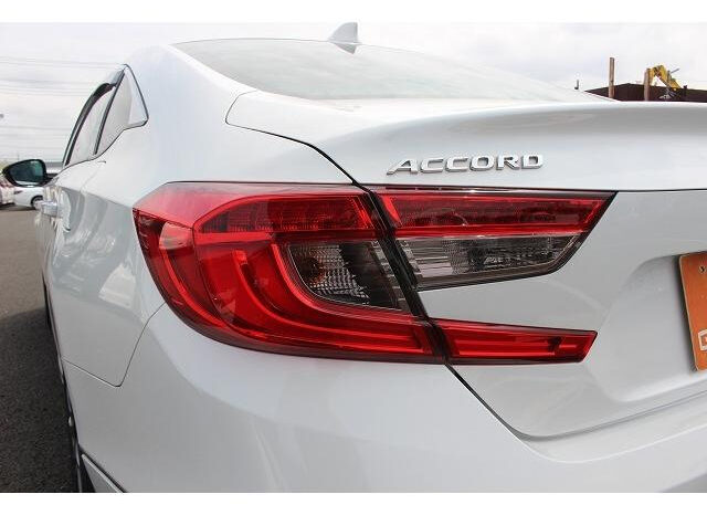 
								HONDA ACCORD 2022 WHITE M full									