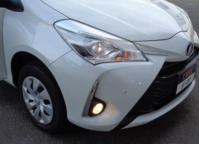 
								TOYOTA VITZ 2020 WHITE M full									