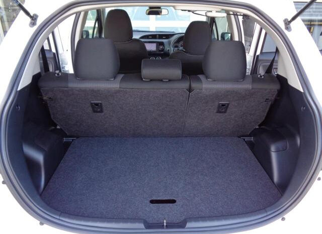 
								TOYOTA VITZ 2020 WHITE M full									