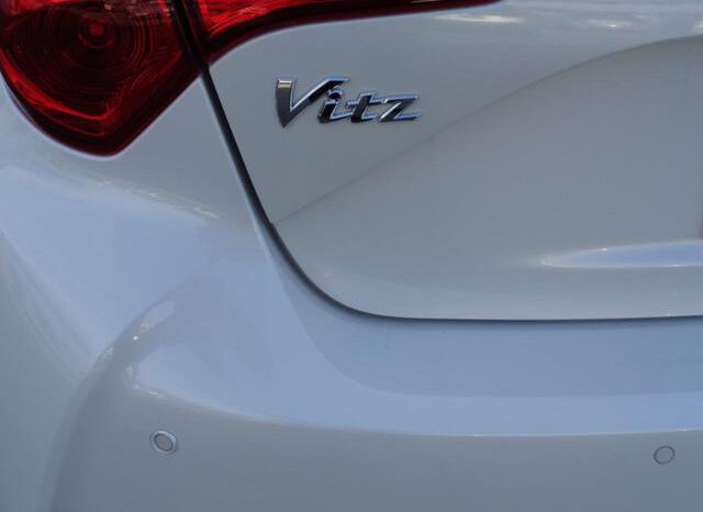 
								TOYOTA VITZ 2020 WHITE M full									
