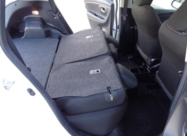 
								TOYOTA VITZ 2020 WHITE M full									
