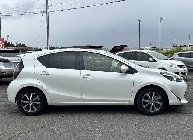 
								TOYOTA AQUA 2024 PEARL WHITE full									
