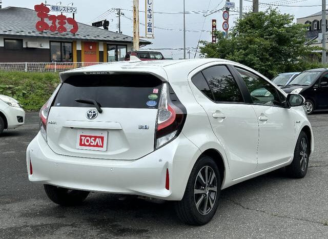 
								TOYOTA AQUA 2024 PEARL WHITE full									