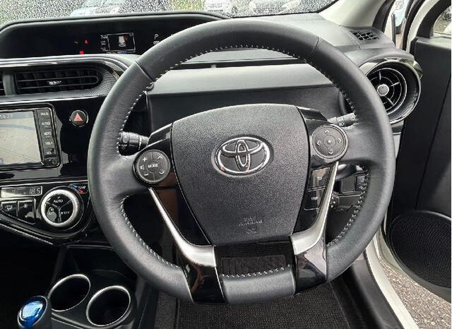 
								TOYOTA AQUA 2024 PEARL WHITE full									