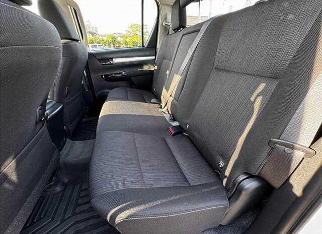 
								TOYOTA HILUX 2023 WHITE full									