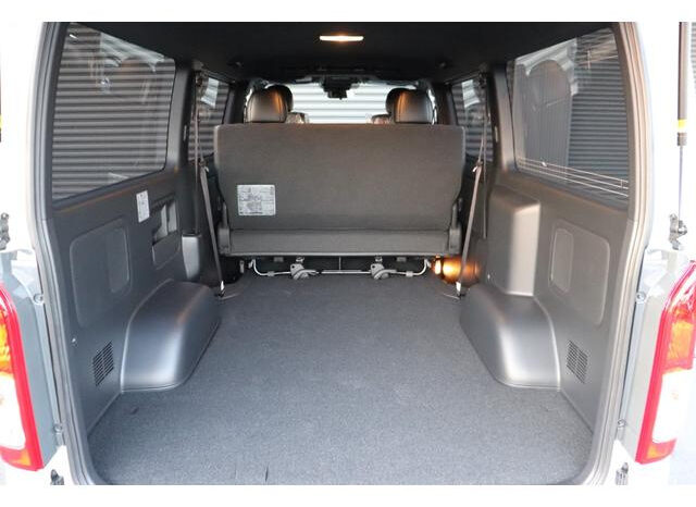 
								TOYOTA HIACE VAN 2024 PEARL WHITE full									