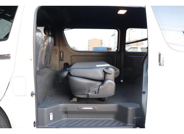 
								TOYOTA HIACE VAN 2024 PEARL WHITE full									