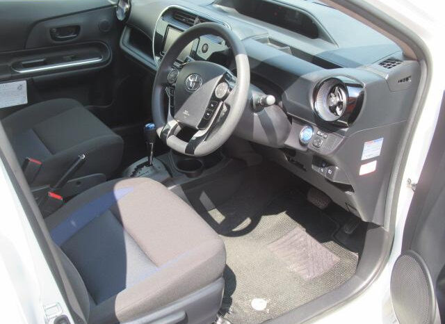 
								TOYOTA AQUA 2019 WHITE M full									