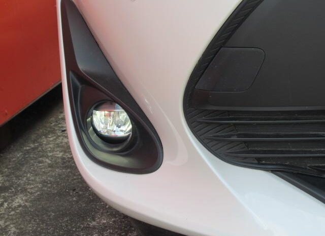
								TOYOTA AQUA 2019 WHITE M full									