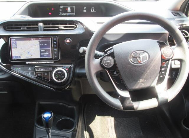 
								TOYOTA AQUA 2019 WHITE M full									