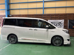 
										TOYOTA ESQUIRE 2018 WHITE full									