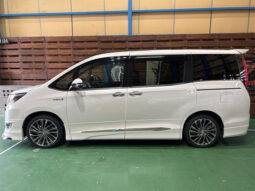 
										TOYOTA ESQUIRE 2018 WHITE full									