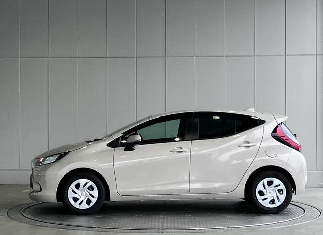 
								TOYOTA AQUA 2023 LIGHT BROWN full									