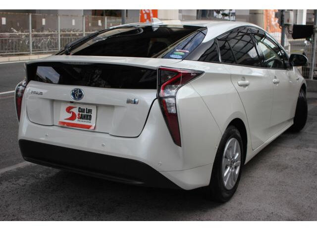 
								TOYOTA PRIUS 2018 PEARL full									