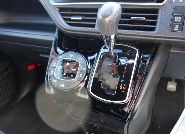 
								TOYOTA NOAH 2017 PEARL full									