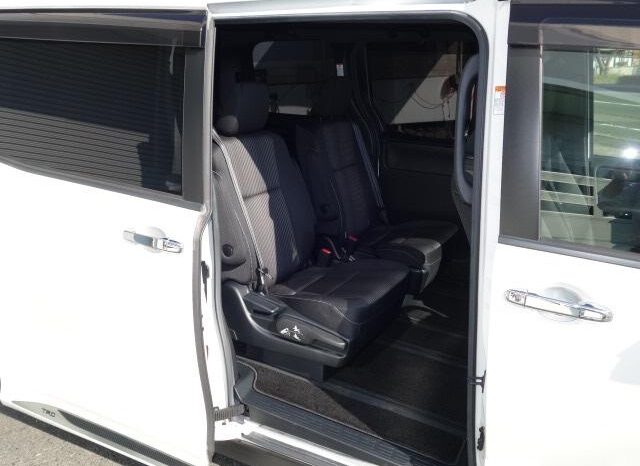 
								TOYOTA NOAH 2017 PEARL full									