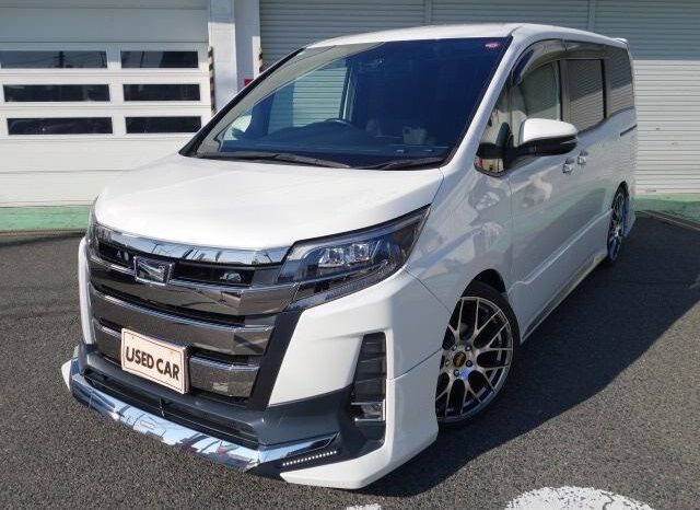 
								TOYOTA NOAH 2017 PEARL full									